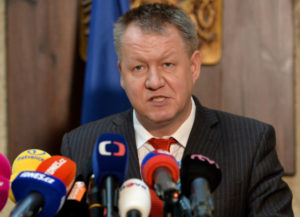 Ministr zdravotnictví Svatopluk Němeček vystoupil 25. února v Praze na tiskové konferenci k prvním případům záchytu viru zika v České republice. Virus byl potvrzen u muže a ženy, turistů, kteří se vrátili z rizikové oblasti. Žena není těhotná. Oba se léčí ambulantně, řekl ministr Němeček.---First two cases of the Zika virus have been registered in the Czech Republic, in a man and a woman, both tourists who returned from the risky areas two weeks ago, he from Martinique and she from the Dominican Republic, Health Minister Svatopluk Nemecek told journalists in Prague, Czech Republic, February 25, 2016. (CTK Photo/Katerina Sulova)